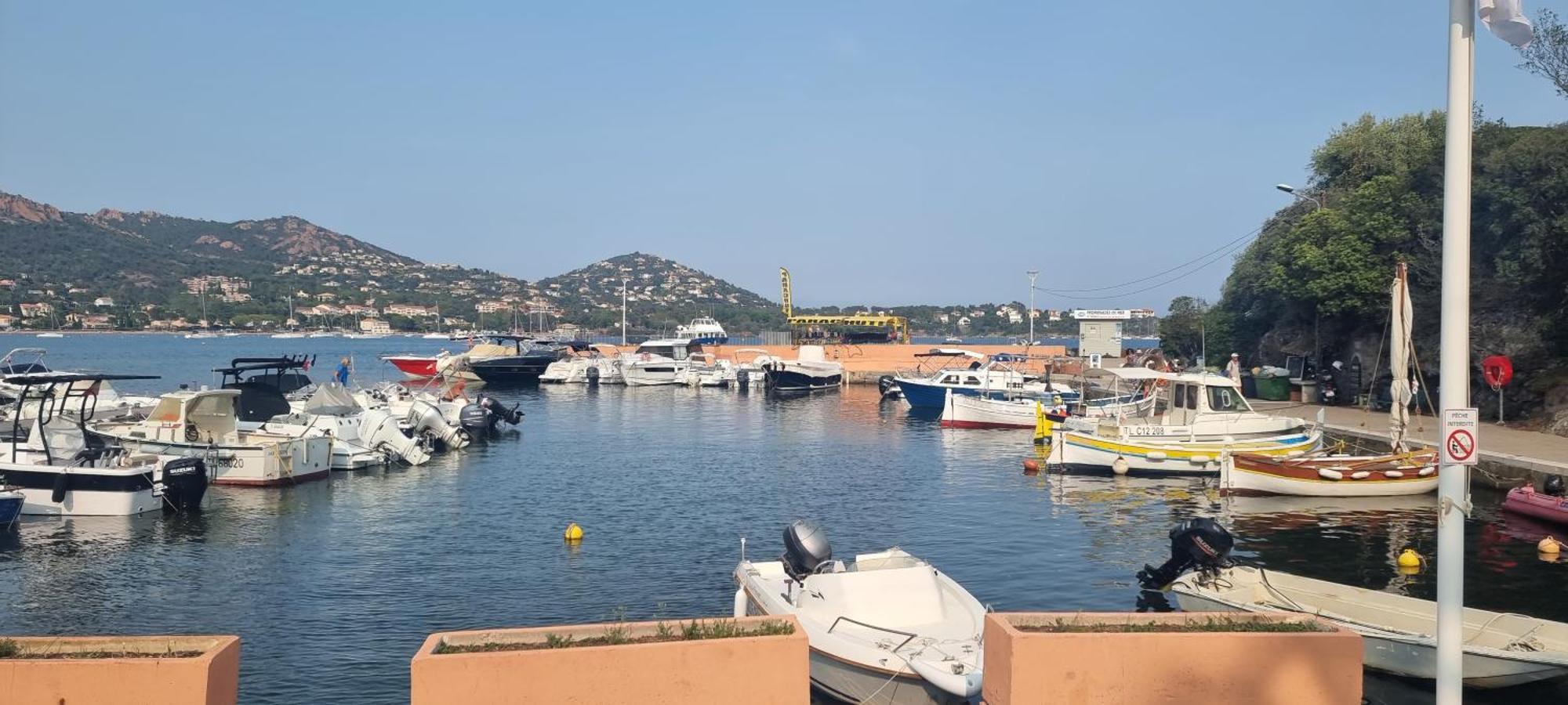Saint-Raphaël Agay Cap Esterel Village Allee Fleurs - F2 Clim Vue Golf Et Mer - Grande Terrasse Plein Sud מראה חיצוני תמונה