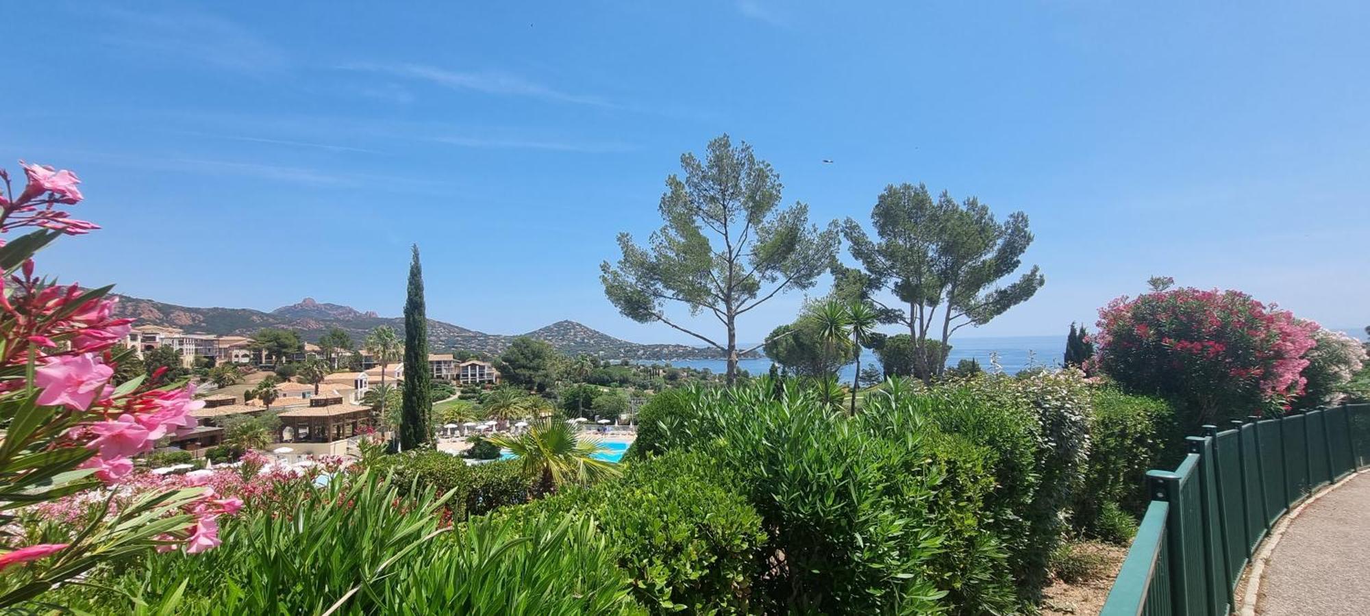 Saint-Raphaël Agay Cap Esterel Village Allee Fleurs - F2 Clim Vue Golf Et Mer - Grande Terrasse Plein Sud מראה חיצוני תמונה